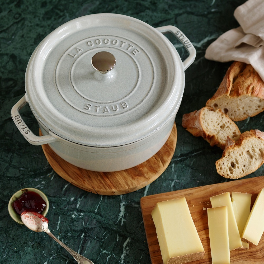 Купить Кокот круглый, 3,8 л, 24 см, белый трюфель, La Cocotte, Staub в интернет-магазине Этикет