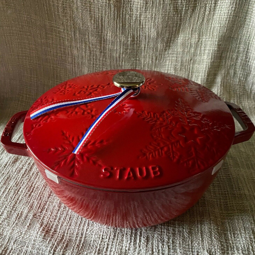 Кокот круглый вишневый, 3.75 л, 24 см, "Зимний", Staub