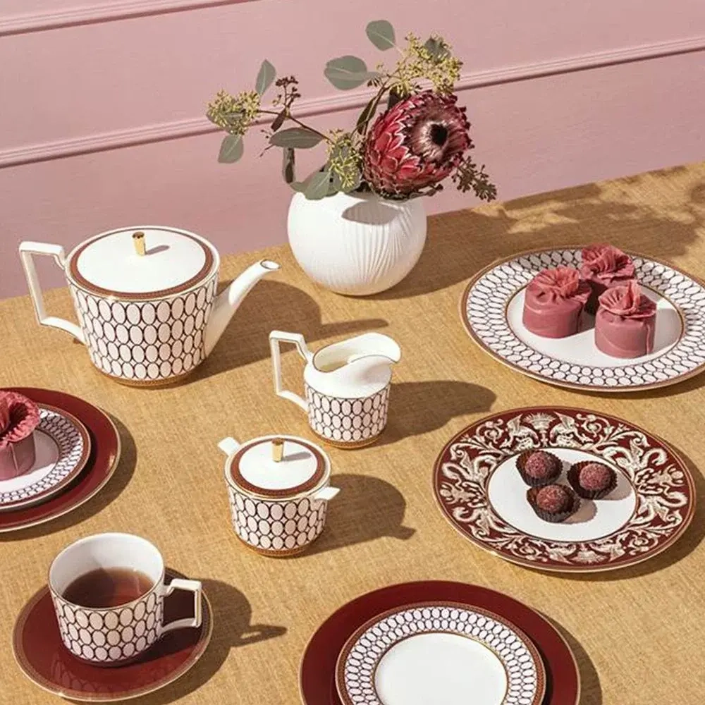 Тарелка закусочная Wedgwood Ренессанс 20 см, фарфор, красная