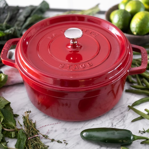 Кокот Staub, чугунный, круглый, объем 2.6 л, диаметр 22 см, вишневый